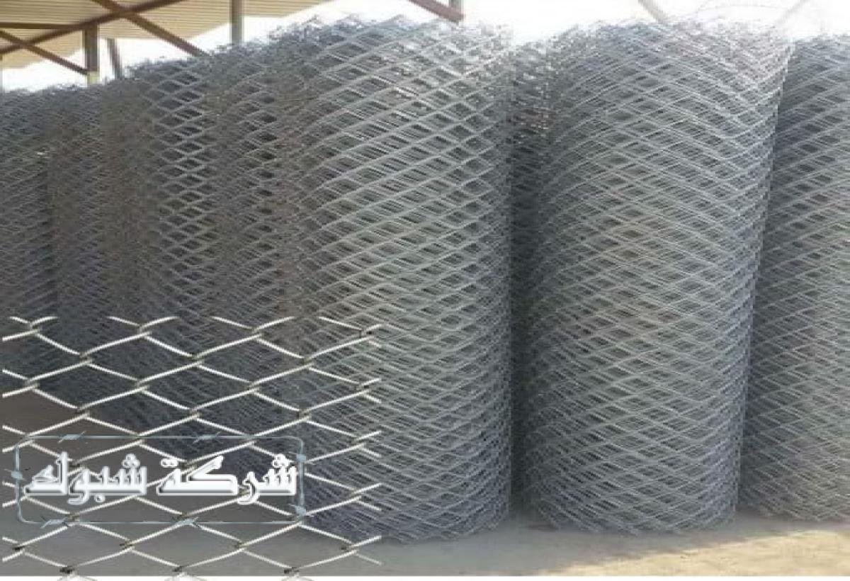 سياج شبك مجلفن مثالي للحفاظ على الأمان في المزارع والمناطق السكنية.