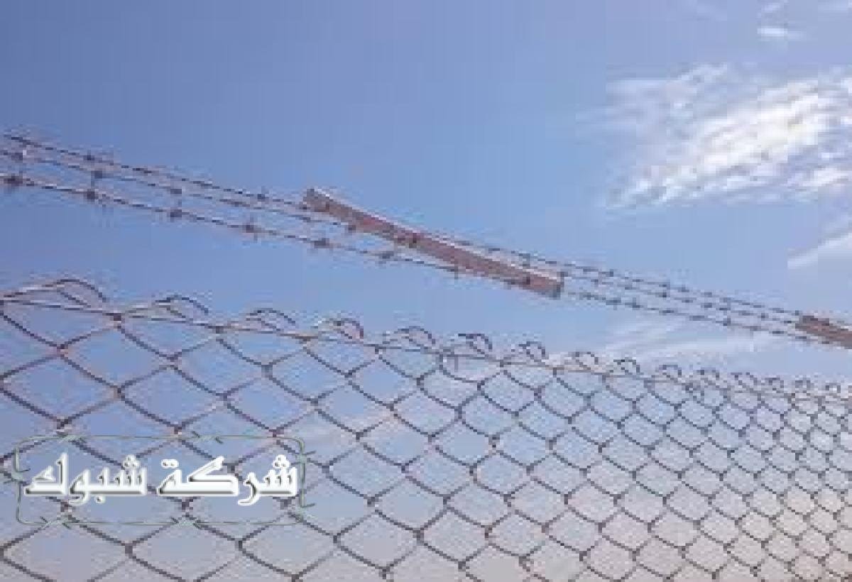 سياج شبك مجلفن مقاوم للتآكل ويتميز بمتانة عالية تدوم طويلاً.