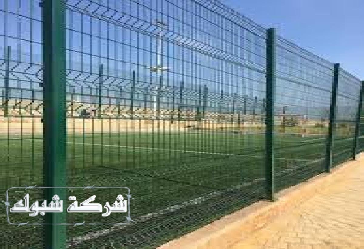 شبك ملاعب أخضر مثالي لفصل الملاعب عن المناطق الأخرى وتحديد الحدود بوضوح.